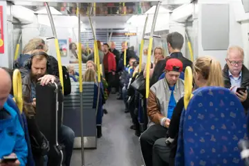 Människor sitter på tunnelbanan