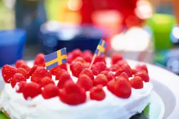 Jordgubbstårta med svensk flagga