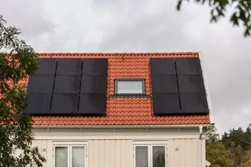 Paneler med solceller på villatak