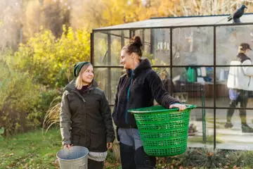 Unga och äldre umgås oftare med släkt och vänner